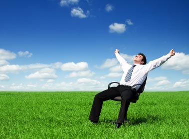 Confident business person siting in a field thanks to hypnosis for public speaking